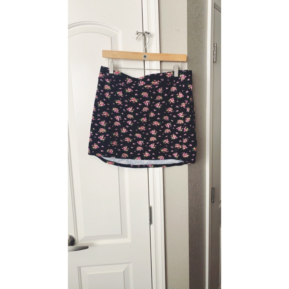 Black floral skirt💋